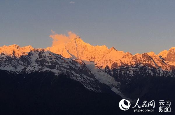 迪慶梅里雪山“日照金山”景觀。（供圖）
