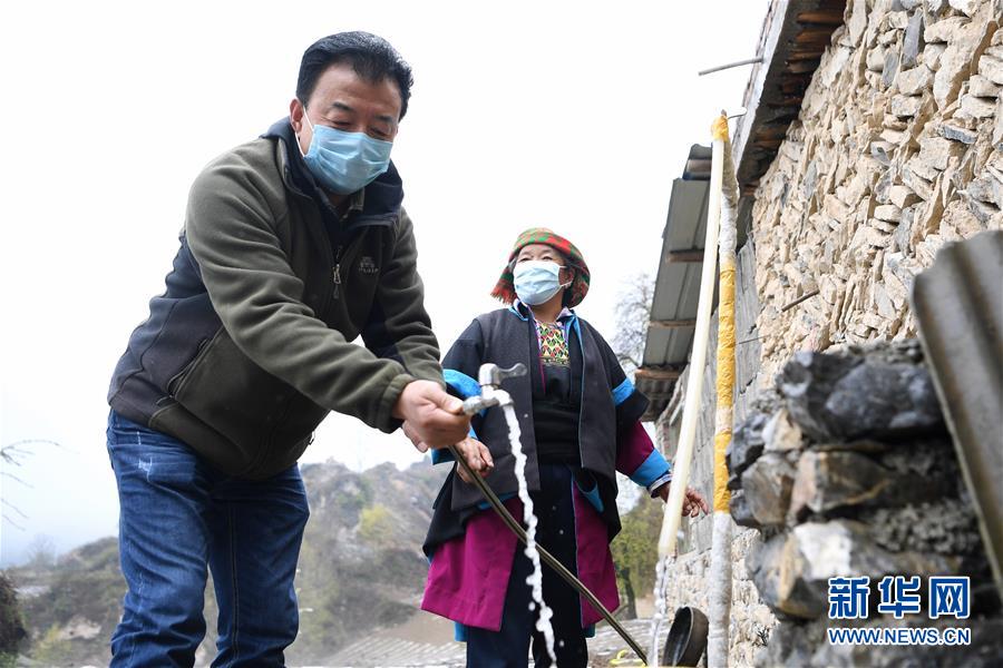 (脫貧攻堅(jiān)·圖片故事)(15)扶貧相冊(cè)——藏族村寨的脫貧“貼心人”