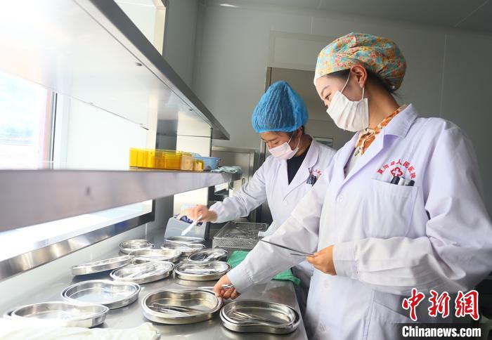 7月下旬，夏河縣人民醫(yī)院醫(yī)生進(jìn)行手術(shù)用具的消毒清潔?！「哒?攝
