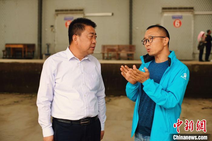 天祝縣委書記李鵬(左)接受自媒體“碼頭青年”主編林飛(右)采訪?！￡I道華 攝