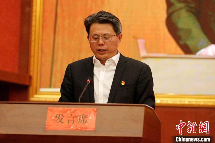 圖為果洛州委常委、副州長(zhǎng)、上海市援青聯(lián)絡(luò)組組長(zhǎng)馮志勇總結(jié)對(duì)口支援十年工作。　果洛州委宣傳部供圖 攝
