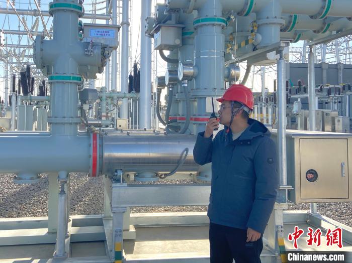 圖為國網(wǎng)青海檢修公司專業(yè)人員在沙柳變電站驗收設(shè)備?！√岂?攝