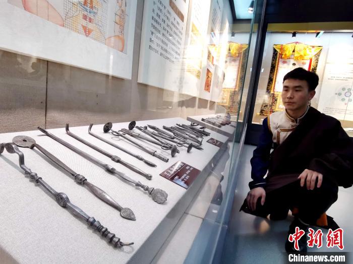 圖為陳展的藏醫(yī)手術器械?！?zhí)砀?攝