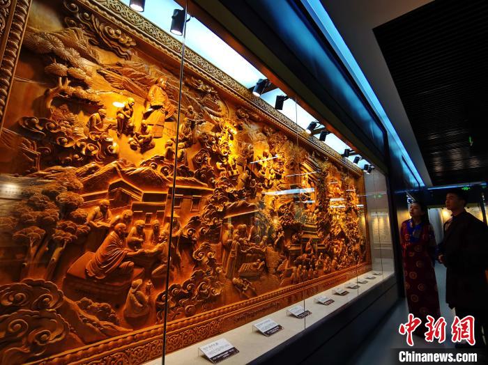 圖為青海大學民族醫(yī)學博物館陳展的歷代知名藏醫(yī)浮雕?！?zhí)砀?攝