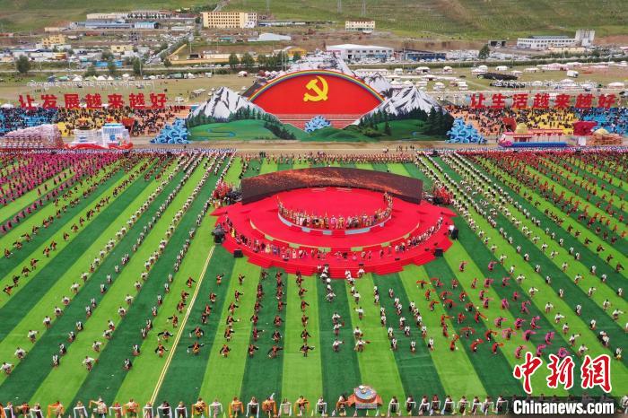 圖為玉樹藏族自治州成立70周年慶祝大會現(xiàn)場?！●R銘言 攝
