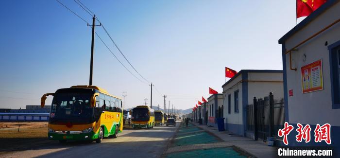 圖為搬遷民眾抵達(dá)安置區(qū)?！∥航ㄜ?攝