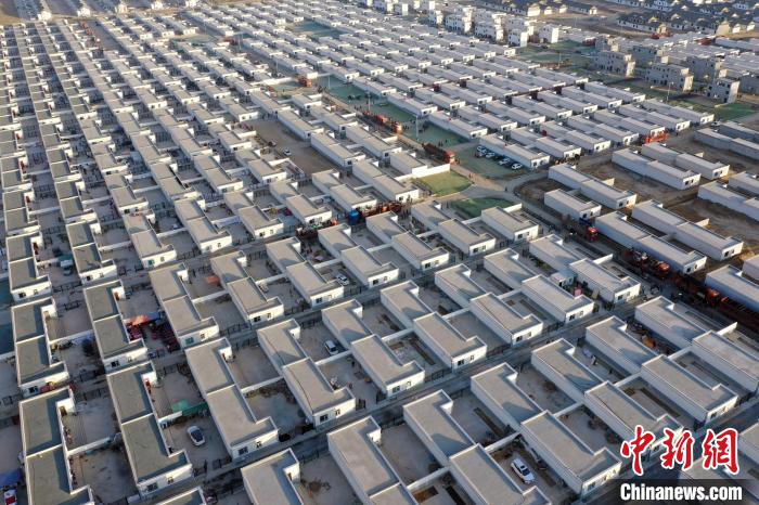 圖為蘭州新區(qū)移民安置區(qū)?！《P 攝