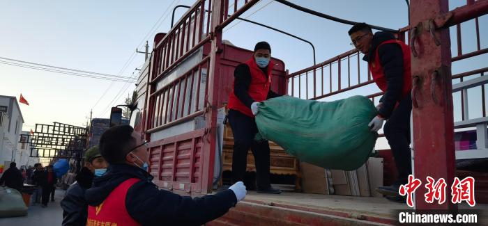 圖為志愿者幫忙搬運(yùn)家具等物資。　魏建軍 攝