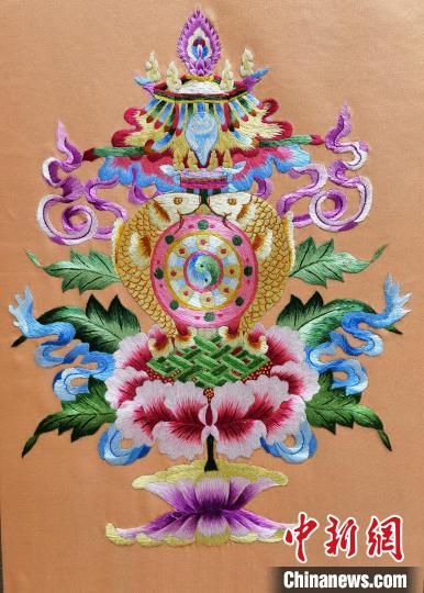 圖為藏繡作品?！∑钤鲚?攝