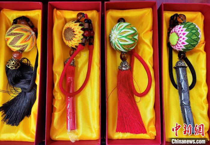 圖為藏繡手工藝品?！∑钤鲚?攝