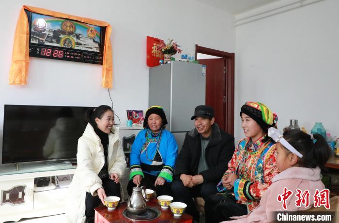 新家是兩層小樓房，一樓布置得充滿現(xiàn)代感，喝著藏式奶茶，一家人聊著今年春節(jié)怎么過?！《∷?攝