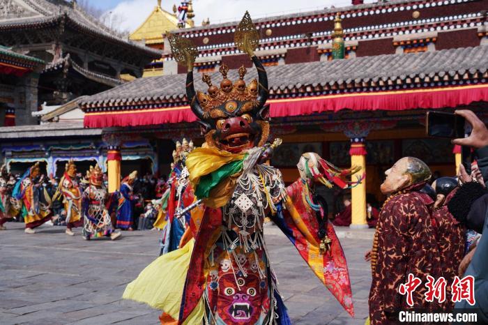 圖為塔爾寺僧侶進行“跳欠”儀式?！●R銘言 攝