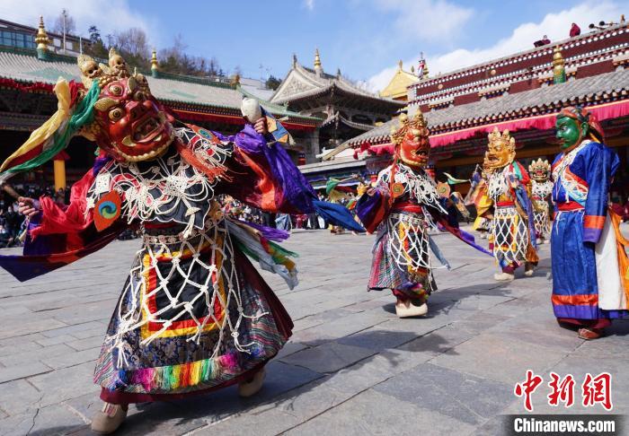 圖為塔爾寺僧侶進(jìn)行“跳欠”儀式。　馬銘言 攝