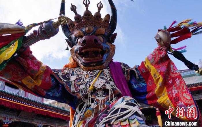 圖為塔爾寺僧侶進(jìn)行“跳欠”儀式。　馬銘言 攝