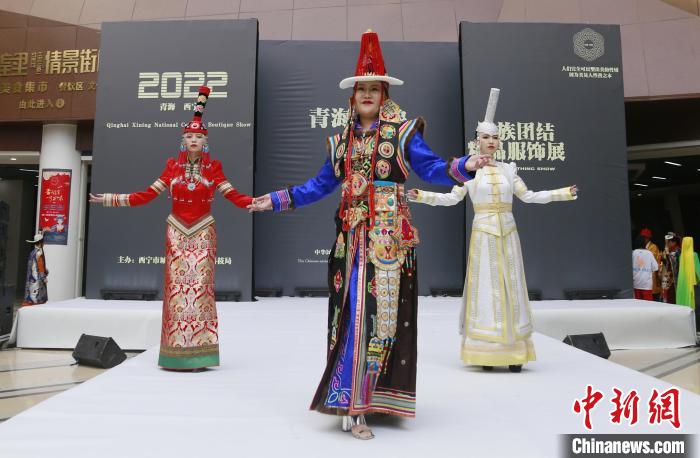 圖為模特展示蒙古族服飾?！●R銘言 攝