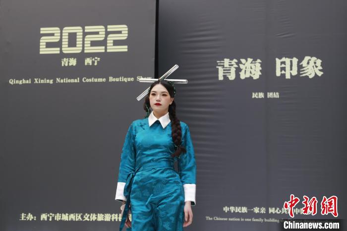 圖為模特展示少數(shù)民族服飾?！●R銘言 攝