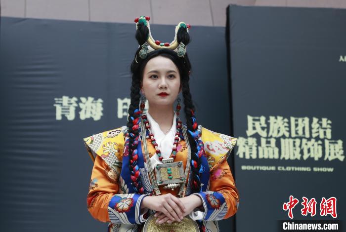 圖為模特展示藏族服飾?！●R銘言 攝