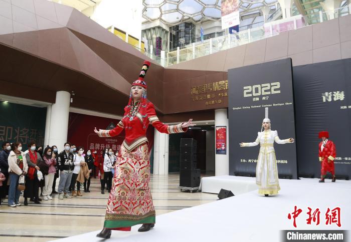 圖為模特身穿民族服飾進(jìn)行走秀?！●R銘言 攝
