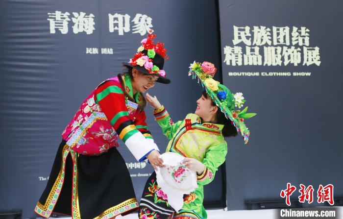 圖為模特身穿土族服飾進(jìn)行“土族刺繡”表演?！●R銘言 攝