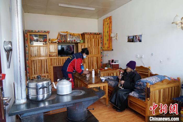 圖為敬老院護工為老人打掃屋內衛(wèi)生?！●R銘言 攝