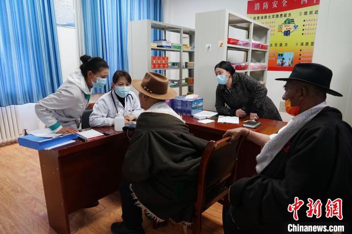 圖為骨科醫(yī)生為敬老院老人們進行集中檢查?！●R銘言 攝