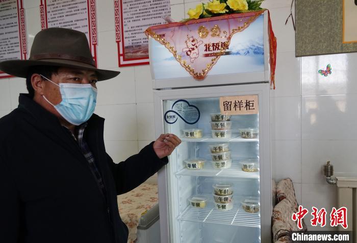 圖為敬老院院長德高介紹，老人們的三餐均有留樣記錄?！●R銘言 攝