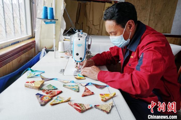 圖為工人正在制作藏式手工藝品?！●R銘言 攝