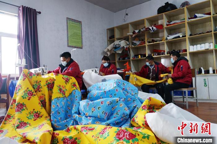 圖為工人們正在制作帳篷。　馬銘言 攝