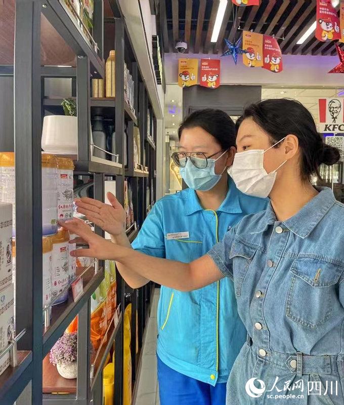 顧客可以在川內(nèi)中國(guó)石油加油站便利店內(nèi)選購(gòu)到品質(zhì)純正的紅原奶粉。張霞攝