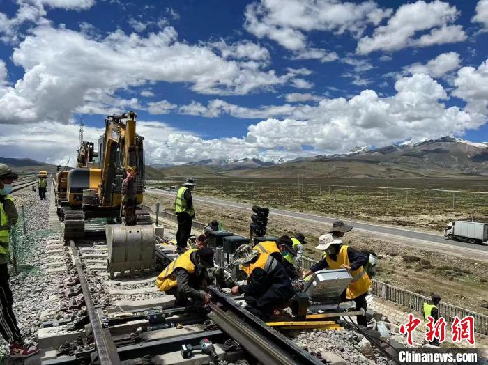 圖為青藏鐵路基礎設施“升級換代”施工現(xiàn)場?！‖F(xiàn)場作業(yè)人員供圖