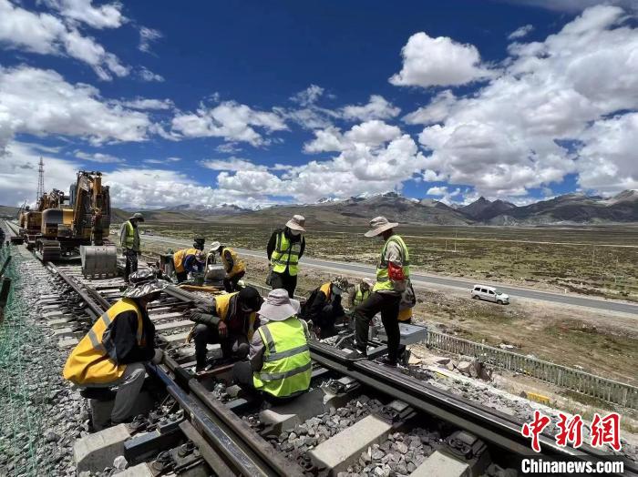 圖為青藏鐵路基礎設施“升級換代”施工現(xiàn)場?！‖F(xiàn)場作業(yè)人員供圖