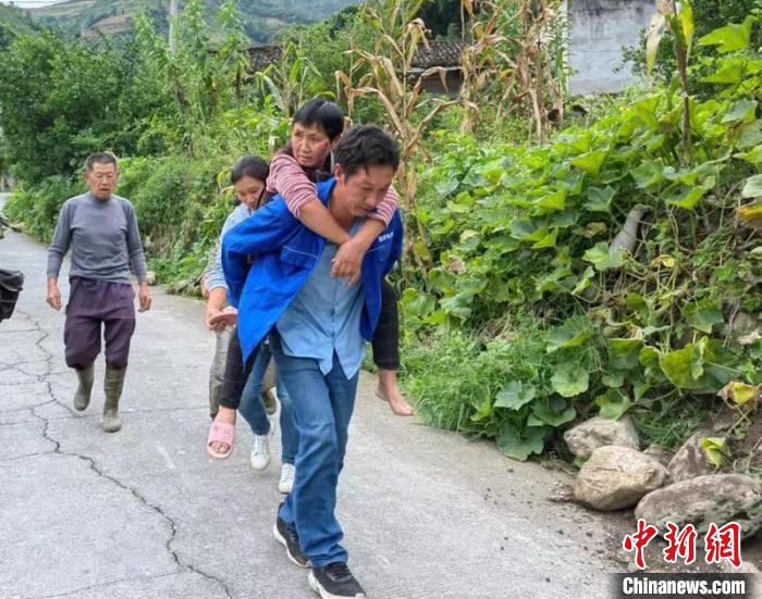 四川瀘定6.8級地震:地震專家稱原震區(qū)發(fā)生更大地震的可能性不大