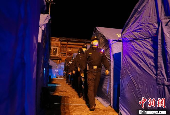 四川瀘定6.8級(jí)地震:震后第一夜民警徹夜守護(hù)受災(zāi)群眾平安