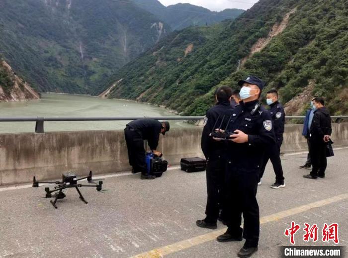 民警組成的搜尋隊利用無人機在震區(qū)開展空中巡查。　甘孜州公安局供圖
