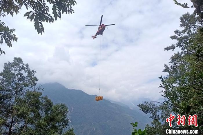 直升機(jī)起飛將搶修塔材運(yùn)往海拔1950米的110千伏唐下線29號(hào)塔位?！⌒鞈c明 攝