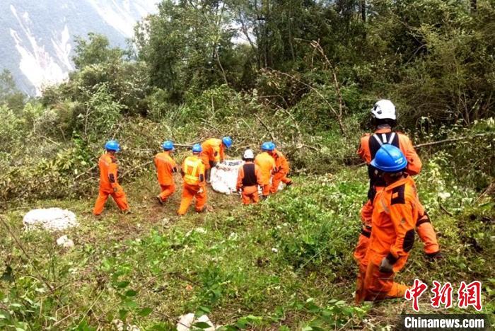 海拔1950米唐29號(hào)塔位搶險(xiǎn)隊(duì)員正搬運(yùn)直升機(jī)吊運(yùn)上山的搶險(xiǎn)材料?！⌒鞈c明 攝