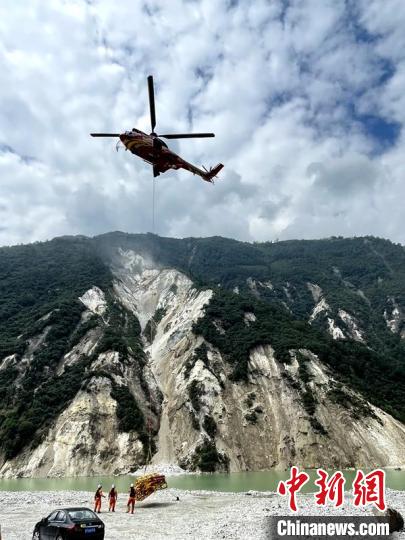 直升機(jī)正在運(yùn)輸110千伏唐下線應(yīng)急塔塔材。　衛(wèi)科 攝