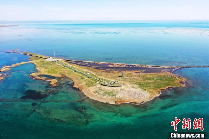 圖為無人機航拍青海湖?！≮w海梅 攝