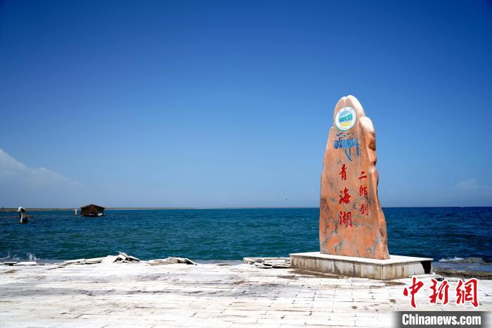 圖為青海湖景區(qū)一角?！O睿 攝