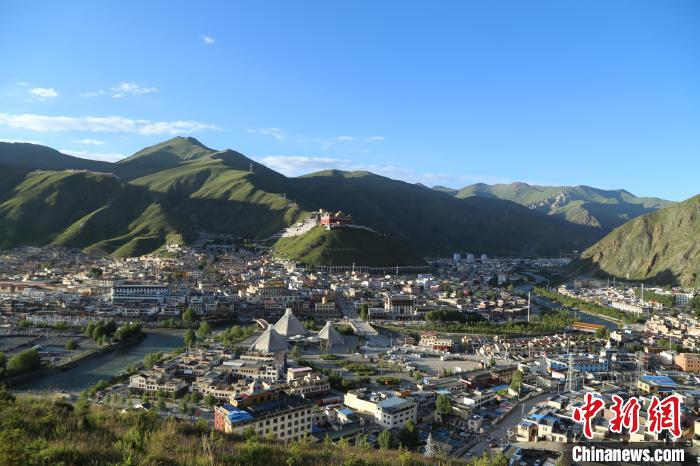 圖為航拍玉樹市?！∮駱涫形麄鞑抗﹫D