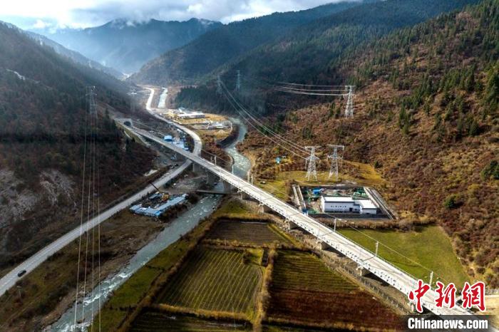 穿越山谷的成蘭鐵路川主寺至黃勝關(guān)段?！⒅铱?攝