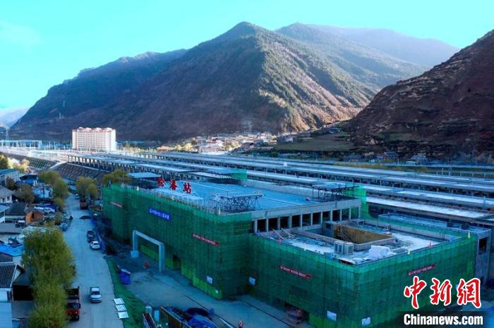 正在建設(shè)中的成蘭鐵路松潘站?！⒅铱?攝