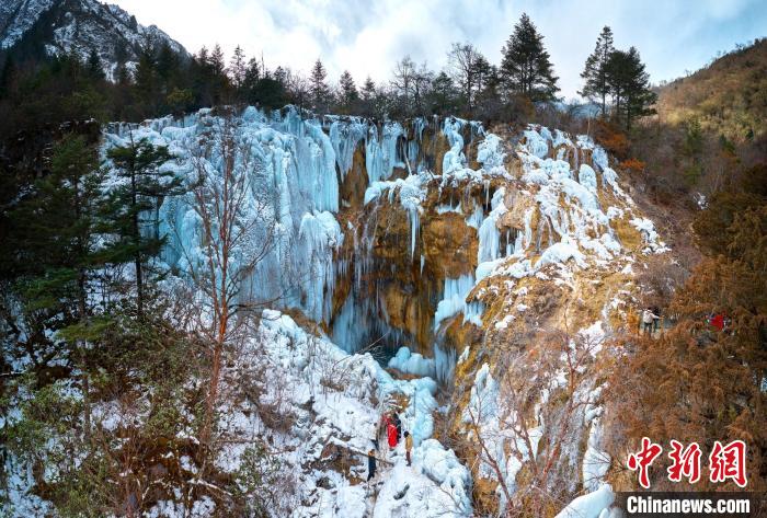 晶瑩剔透的冰瀑仿佛是大自然用冰藍色繪制出的壯觀畫卷?！『?攝
