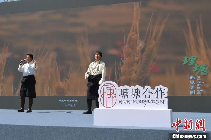“康巴漢子”現(xiàn)場(chǎng)獻(xiàn)唱?！≈炝杞?攝