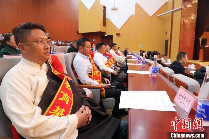 圖為玉樹州民族團(tuán)結(jié)進(jìn)步創(chuàng)建工作推進(jìn)會現(xiàn)場?！『F龍 攝
