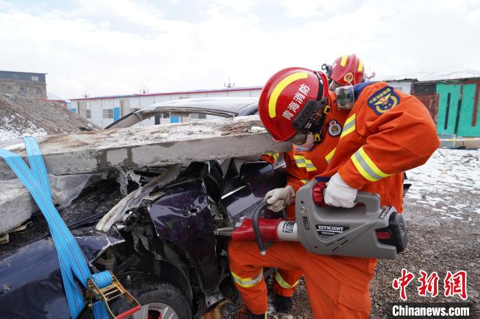 圖為地震實(shí)戰(zhàn)拉動(dòng)現(xiàn)場(chǎng)，參演人員進(jìn)行車輛破拆?！∮駱湎拦﹫D