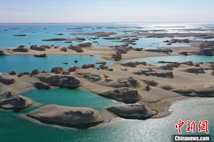 航拍青海大柴旦烏素特水上雅丹奇特景觀。　馬銘言 攝