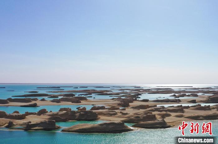 航拍青海大柴旦烏素特水上雅丹奇特景觀?！●R銘言 攝