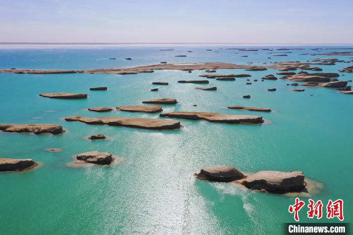 航拍青海大柴旦烏素特水上雅丹奇特景觀?！●R銘言 攝