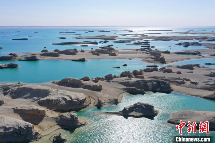 航拍青海大柴旦烏素特水上雅丹奇特景觀?！●R銘言 攝